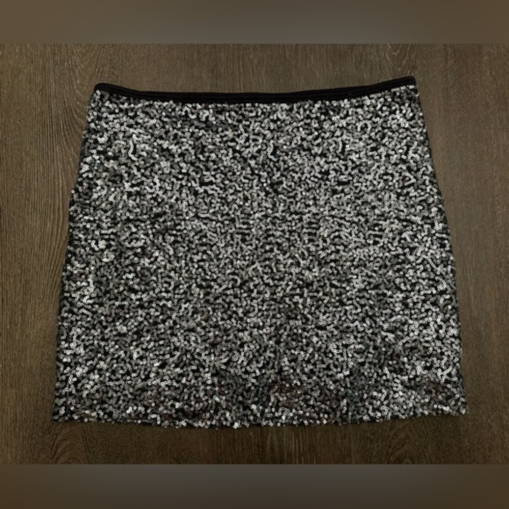 LIKE NEW EXPRESS SILVER SEQUIN MINI SKIRT - Size XS SKU:443